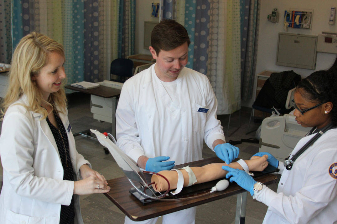 俄亥俄州速成护理学生在静脉切开术臂上的实践 