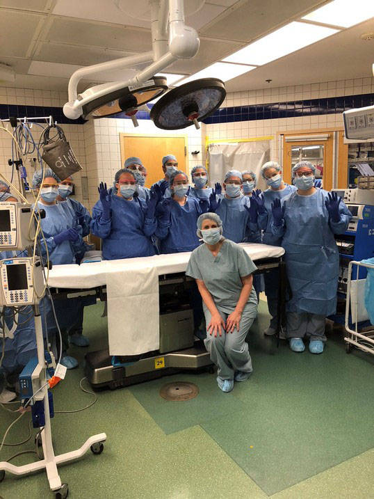 加速护理学生在俄亥俄州大学医院参观期间合影