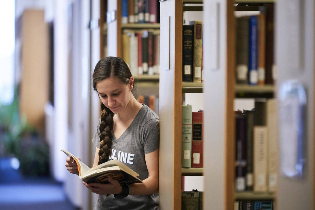 一名学生在乌尔苏拉学院图书馆读书