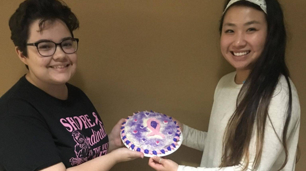 乌尔苏拉学院的学生为提高人们对乳腺癌的认识而烘烤蛋糕