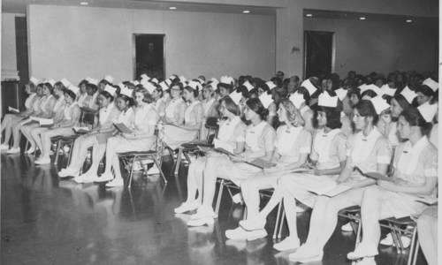 1975年护士典礼观众.jpg